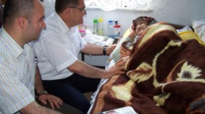 Devlet, S&uuml;rmene&rsquo;de 49 yaşlının tedavilerini evde yapıyor