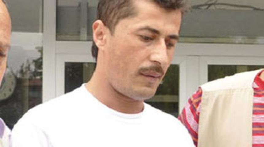 K&uuml;f&uuml;r eden arkadaşının boğazına bı&ccedil;ak sapladı