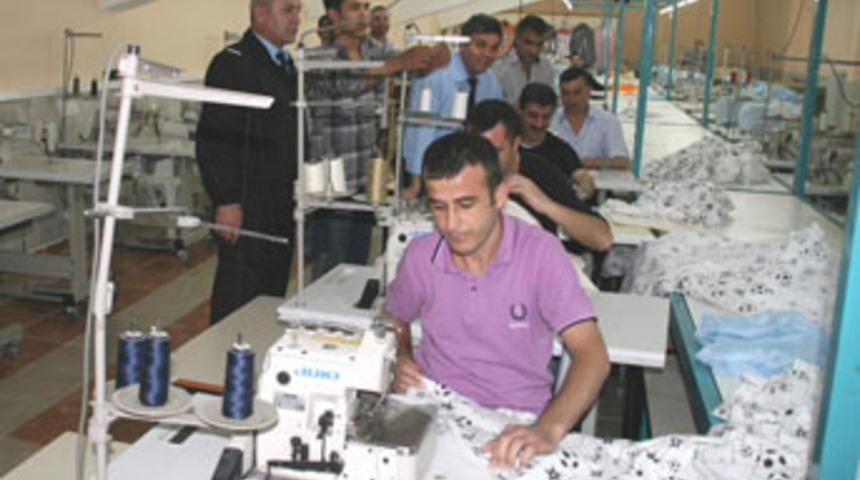 Mahkumlar iş elbisesi &uuml;retiyor