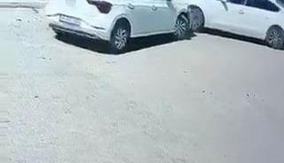 &Ouml;nce park halindeki araca, ardından duvara &ccedil;arptı