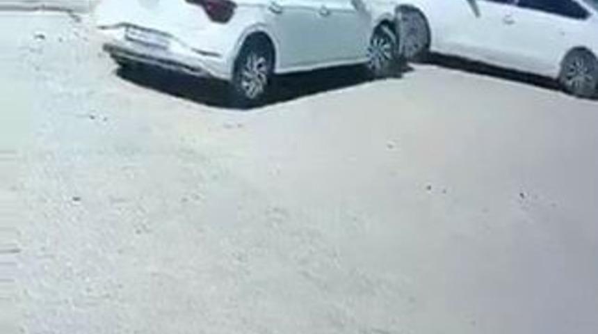 &Ouml;nce park halindeki araca, ardından duvara &ccedil;arptı