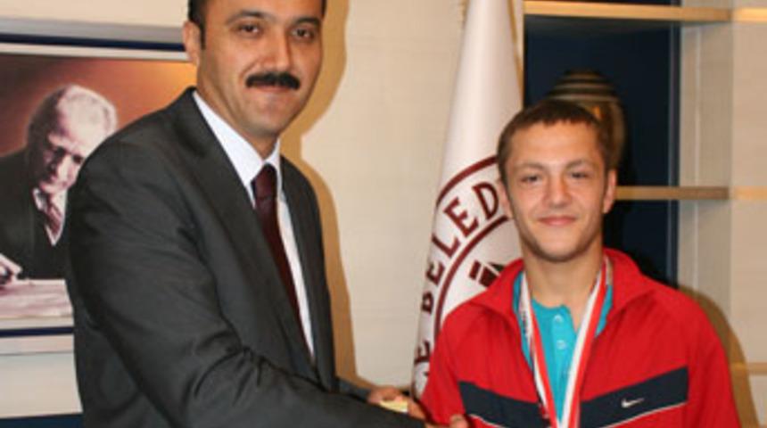 Şampiyon sporcudan Başkana ziyaret