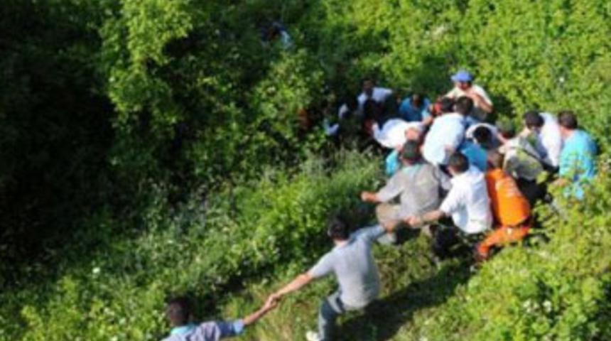 Yolcu otob&uuml;s&uuml; şarampole yuvarlandı!