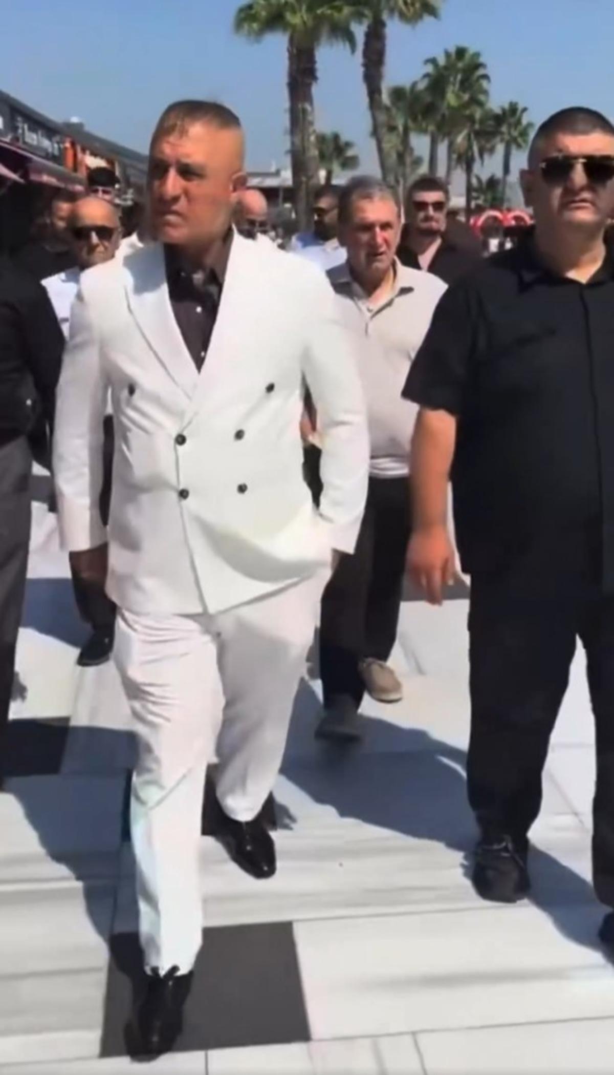 Koruma ordusuyla y&uuml;r&uuml;yorlar! Mafyatik g&ouml;r&uuml;nt&uuml;ler i&ccedil;in harekete ge&ccedil;ildi: Vanlı Kara Haydar ın ardından o isim de g&ouml;zaltında 2