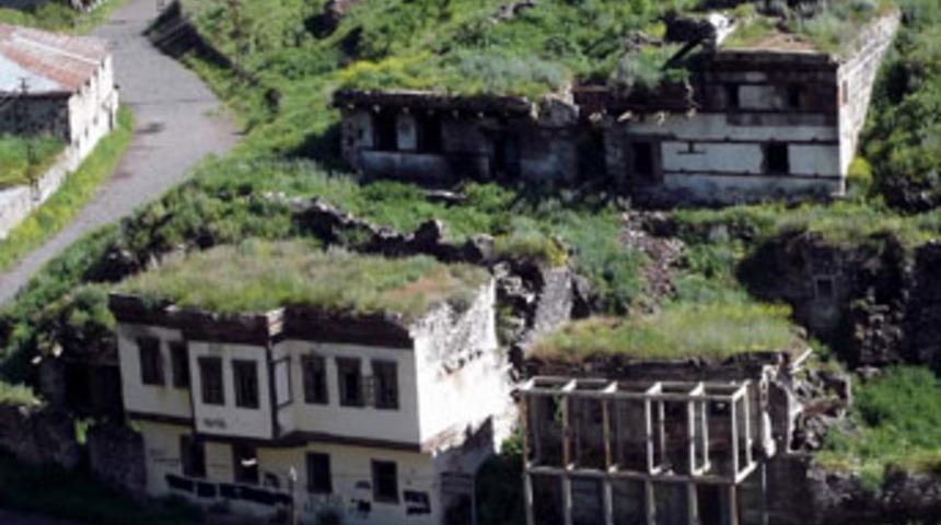 Tarihi evler yıkılıyor