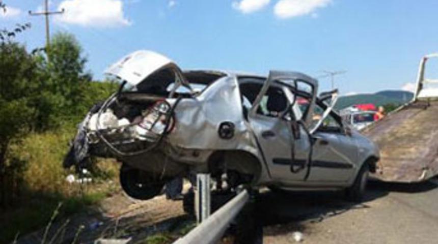 Otomobil takla attı; 2 &ouml;l&uuml;, 3 yaralı