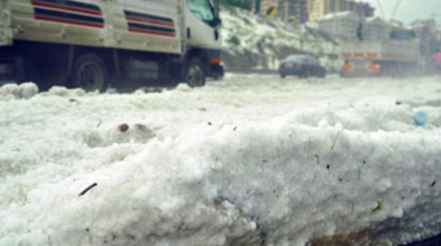 Başkent'te yağmur ve dolu hayatı fel&ccedil; etti