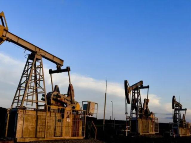 Petrol fiyatları jeopolitik gerilimlerin etkisiyle 100 doları aştı