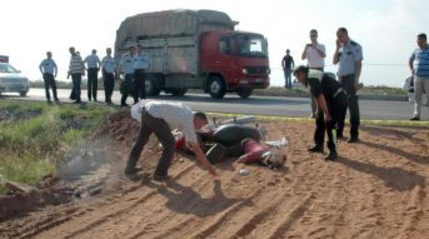 &Uuml;st&uuml;nden kamyon ge&ccedil;en motosiklet s&uuml;r&uuml;c&uuml;s&uuml; &ouml;ld&uuml;