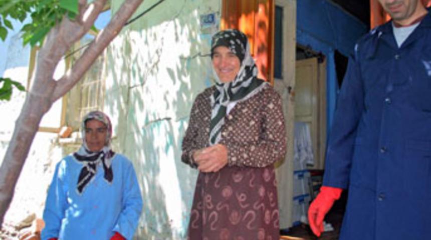 Yaşlılara evde bakım yapılıyor