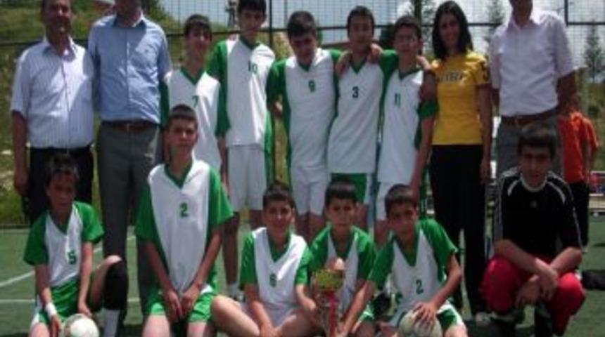 Hisar İlk&ouml;ğretim'den kupalara ambargo