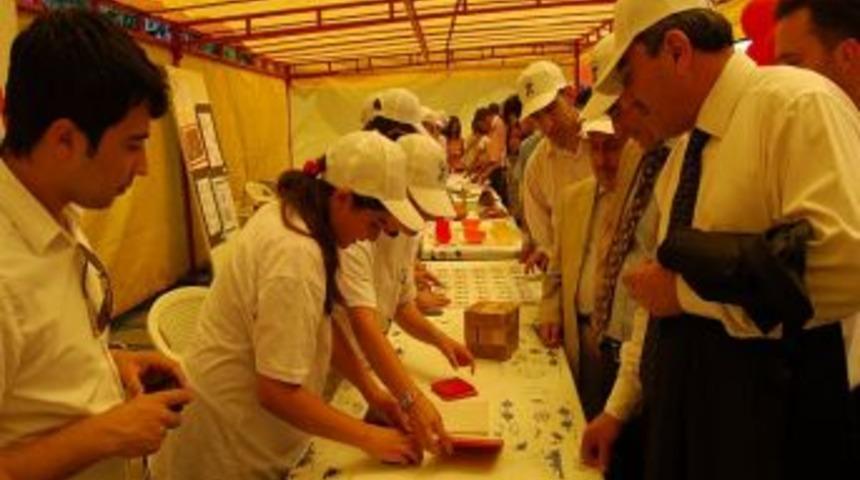 İlk&ouml;ğretim &ouml;ğrencilerinin &ccedil;alışmaları, matematik ş&ouml;leninde g&ouml;r&uuml;c&uuml;ye &ccedil;ıktı