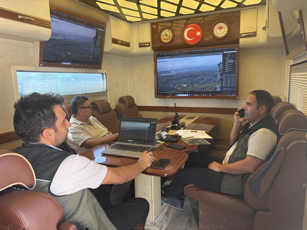 Antalya daki yangında 3. g&uuml;nde kahreden haber... Herkes seferber oldu: Kuryeler erzak taşıyor, mahalleli havuz dolduruyor! 4