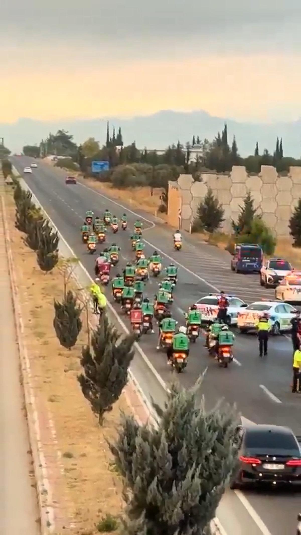 Antalya daki yangında 3. g&uuml;nde kahreden haber... Herkes seferber oldu: Kuryeler erzak taşıyor, mahalleli havuz dolduruyor! 3