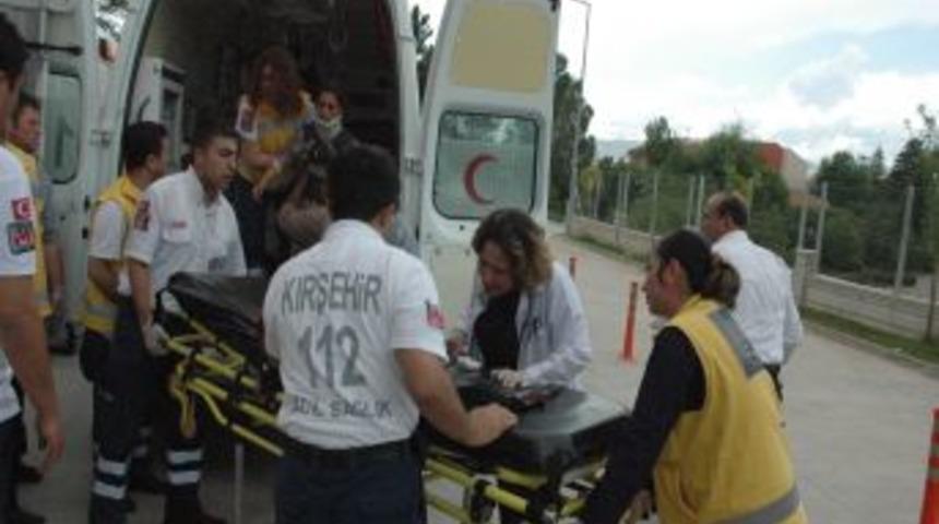 Mevsimlik iş&ccedil;ileri taşıyan otomobil kamyona &ccedil;arptı: 1&rsquo;i ağır 8 yaralı