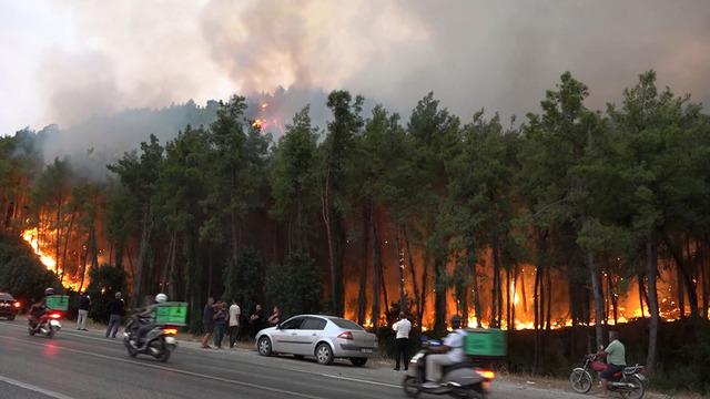 Antalya'daki yangında 3. g&uuml;nde kahreden haber... Herkes seferber oldu: Kuryeler erzak taşıyor, mahalleli havuz dolduruyor!