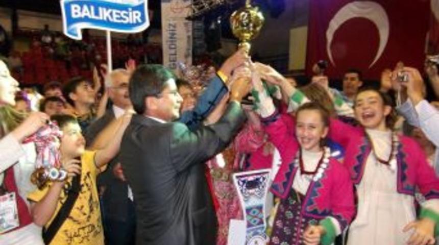 Halkoyunları T&uuml;rkiye finalinin birincisi Balıkesir Mehmet&ccedil;ik İlk&ouml;ğretim Okulu