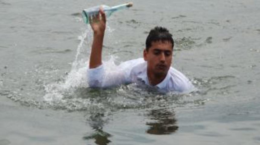 Denizcilik lisesi &ouml;ğrencileri diplomalarını denizden aldı