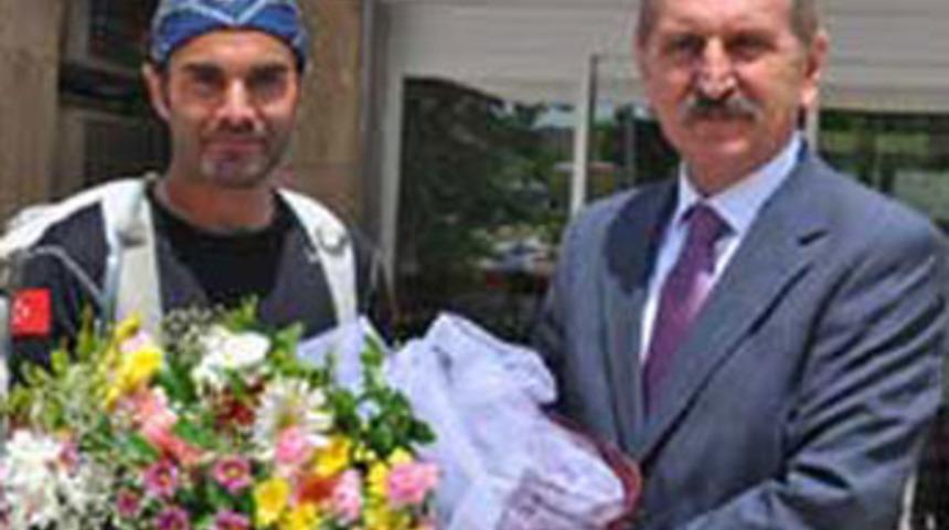 D&uuml;nya barışı i&ccedil;in y&uuml;r&uuml;yor