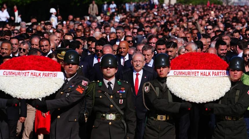 CHP'nin kuruluş yıl d&ouml;n&uuml;m&uuml;! Kılı&ccedil;daroğlu Anıtkabir'e &ccedil;ıktı, o isim de &ouml;n safta