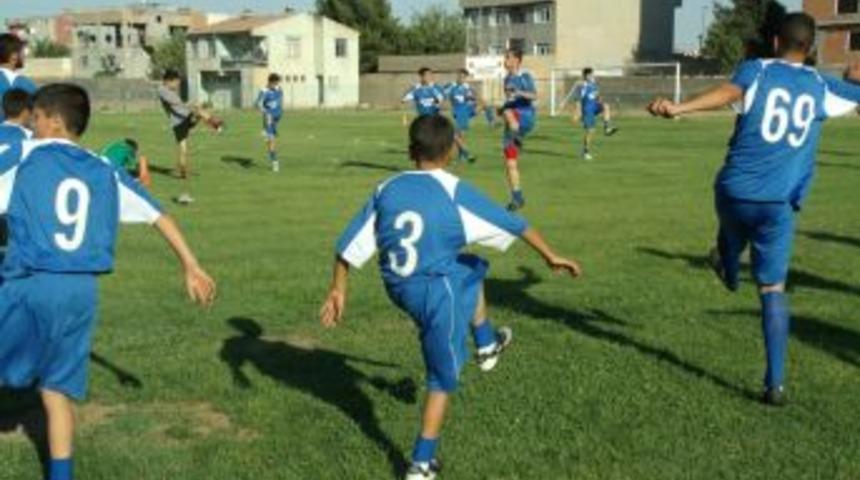 Kaymakamlık, Cizreli gen&ccedil;lere spor malzemesi dağıttı