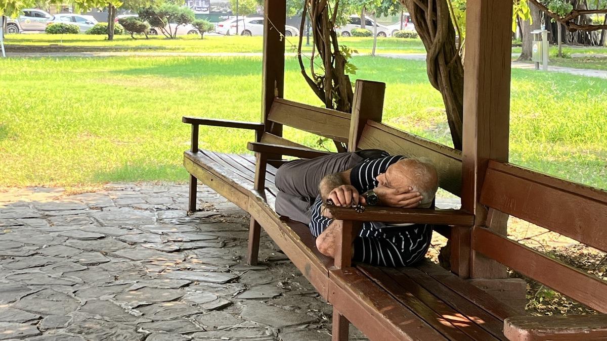 O şehir resmen kavruluyor! "G&uuml;neşle ateşkes imzalamak istiyoruz" deyip sıcağa şiir yazdılar 3