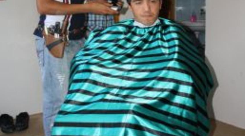 Yatağa bağımlı engellilerin tıraşlarını g&ouml;n&uuml;ll&uuml; berberler yapıyor