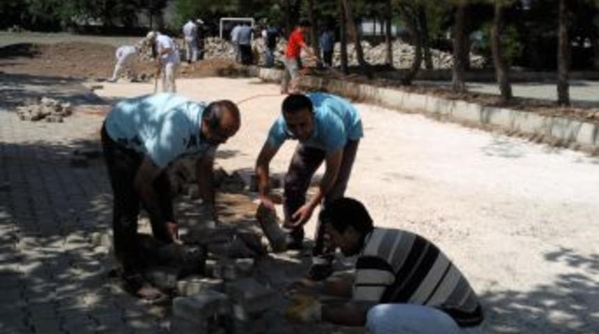 &Ouml;ğretmenler, okul bah&ccedil;esini, parke taşı ile kapladı