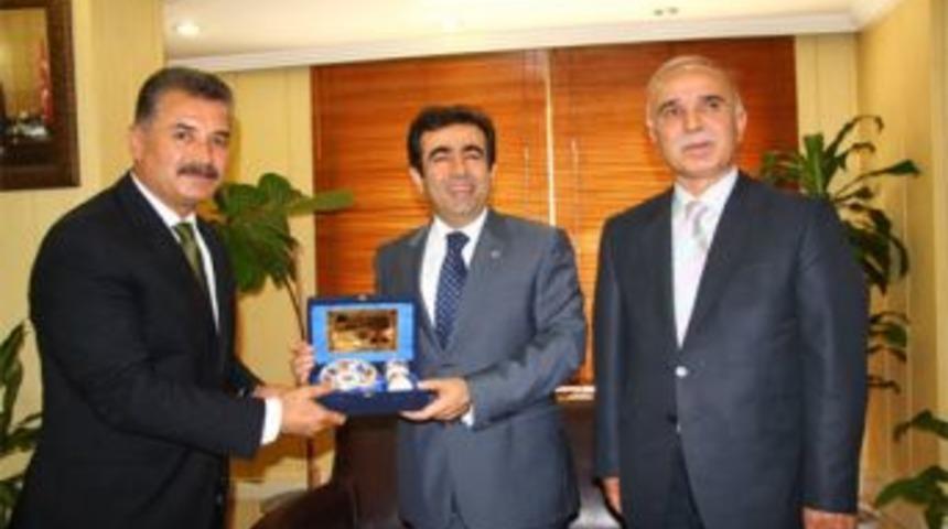 Vali&rsquo;den Başkan Tuna&rsquo;ya &ouml;vg&uuml;