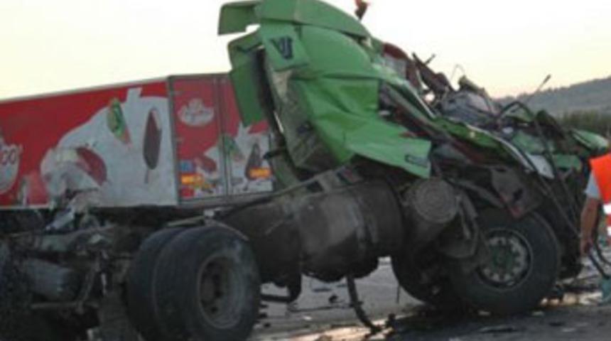 İki TIR &ccedil;arpıştı; 2 &ouml;l&uuml;, 3 yaralı