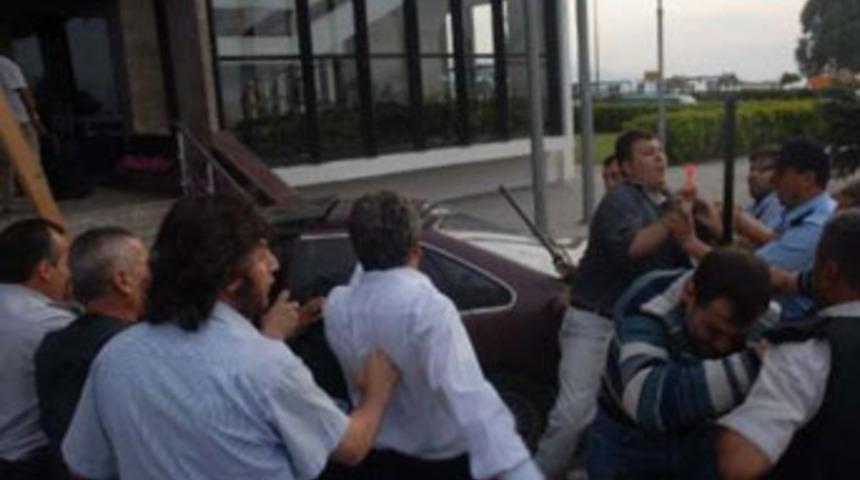 Belediyeye bı&ccedil;aklı baskın