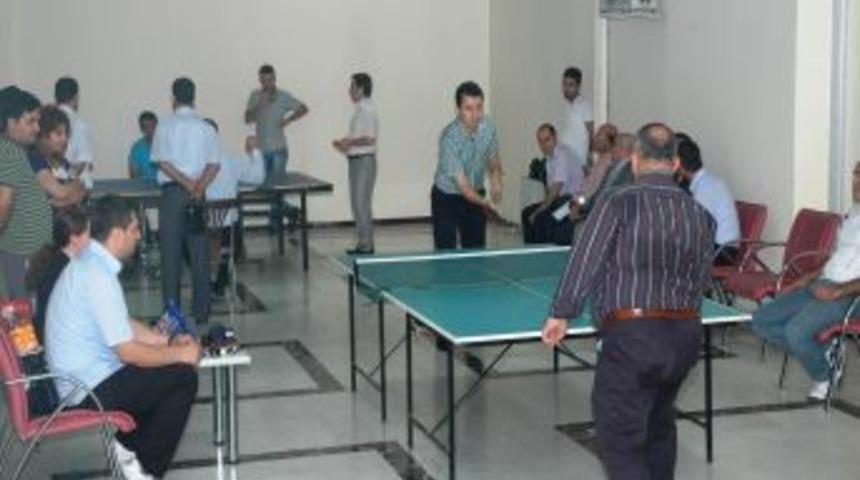 Adliye &ccedil;alışanları masa tenisi turnuvasında stres atıyor