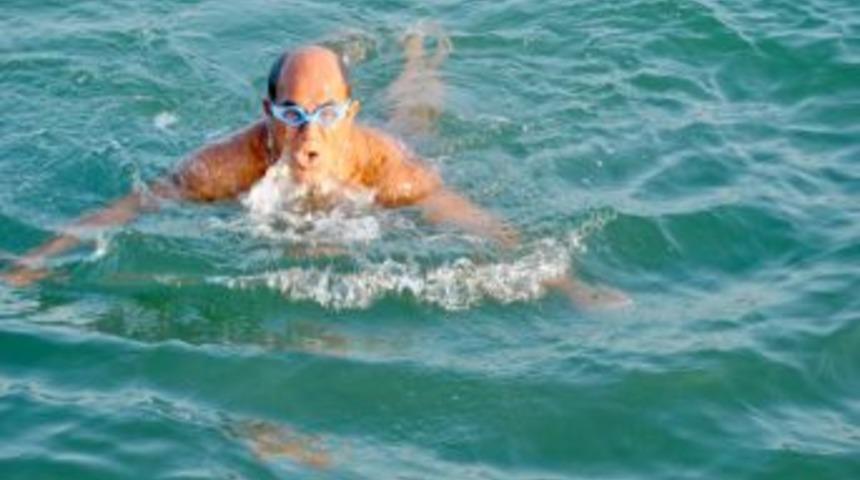 70&rsquo;lik şampiyon y&uuml;z&uuml;c&uuml; gen&ccedil;lere taş &ccedil;ıkartıyor