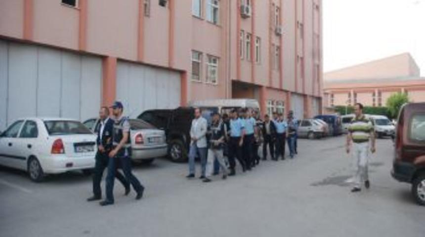 Akaryakıt ka&ccedil;ak&ccedil;ıları adliyeye sevk edildi