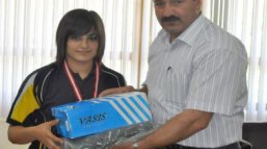 Başarılı sporculara malzeme desteği