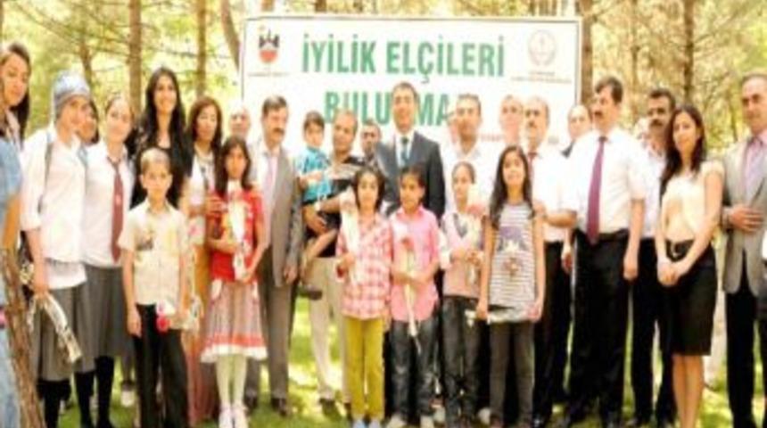 Diyarbakır&rsquo;ın &lsquo;iyilik el&ccedil;ileri&rsquo; yemekte buluştu