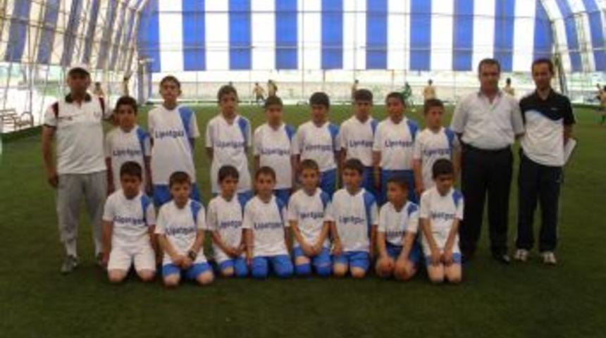 Tatvan'da yaz futbol okulu a&ccedil;ıldı