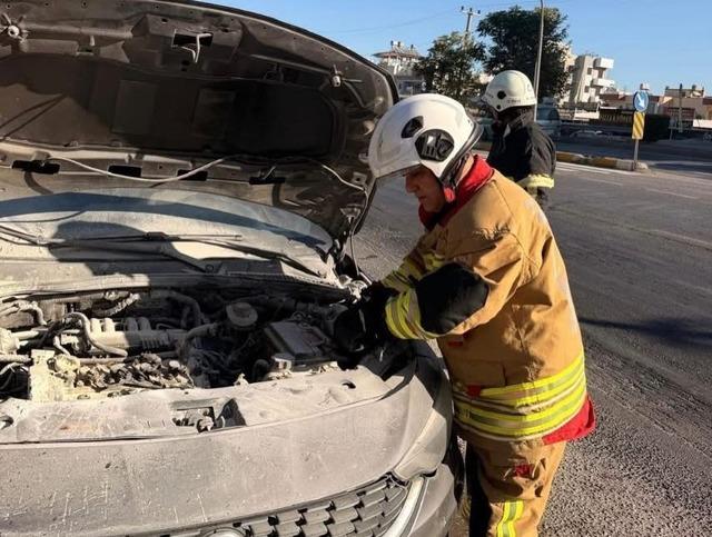Belen&rsquo;de otomobilin motorundan alev y&uuml;kseldi 1