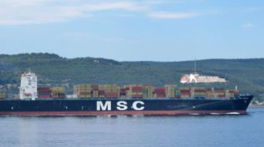 İki dev konteyner gemisi &Ccedil;anakkale Boğazı'nın misafiri