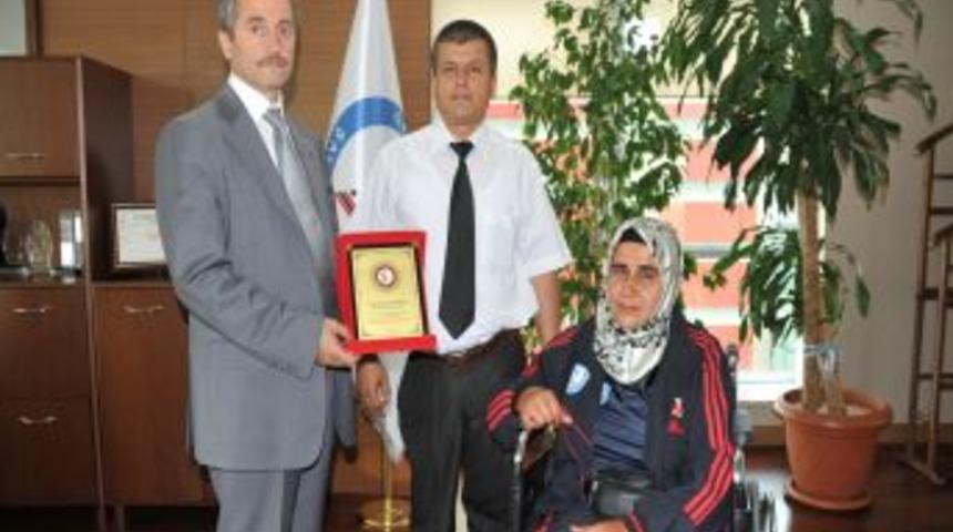 Şampiyon sporcudan Başkan Tahmazoğlu&rsquo;na teşekk&uuml;r plaketi