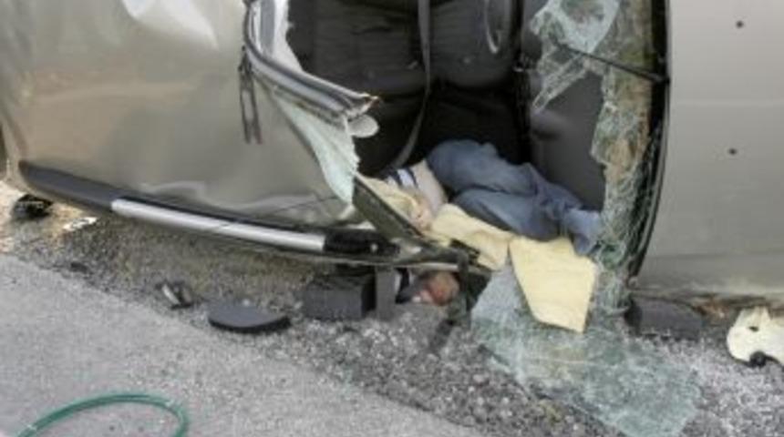 &Ccedil;anakkale'de kaza: 1 &ouml;l&uuml;, 2 yaralı