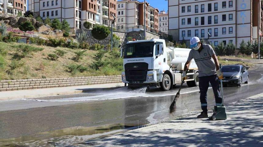 Battalgazi&rsquo;de temizlik &ccedil;alışmaları farklı noktalarda s&uuml;r&uuml;yor