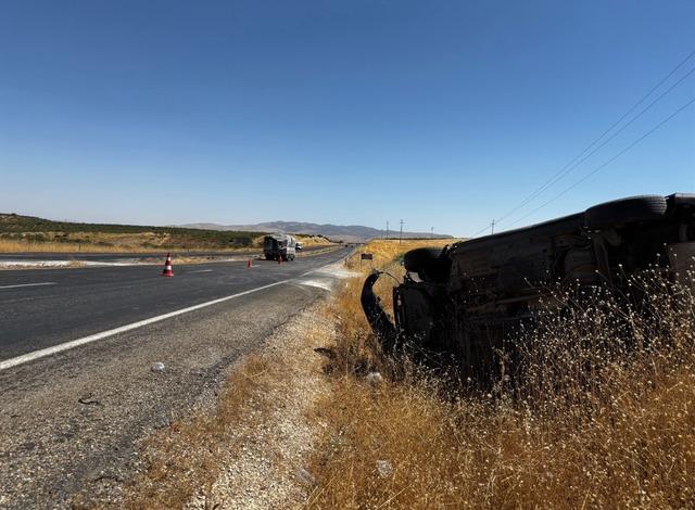 Kurtalan&rsquo;da takla atan otomobilin gen&ccedil; s&uuml;r&uuml;c&uuml;s&uuml; yaralandı 2