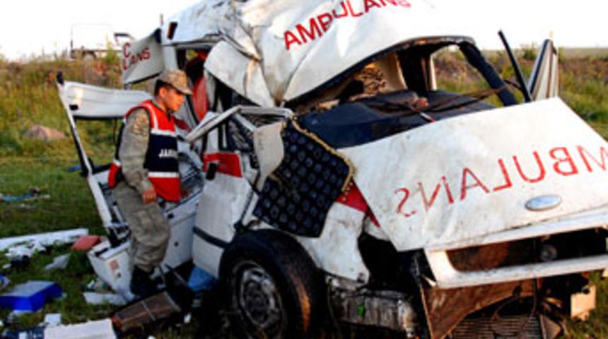 Sarıkamış'ta ambulans devrildi: 2 &ouml;l&uuml;