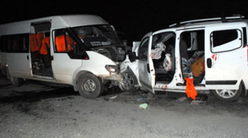 Van'da trafik kazası: 1 &ouml;l&uuml;, 11 yaralı