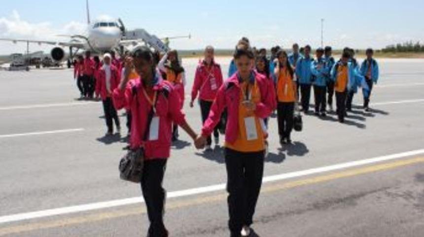 Türkçe’nin çocukları Sivas’ta çiçeklerle karşılandı