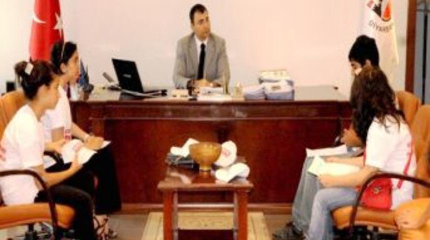 Diyarbakır Valisi: &Ccedil;ocuklara taş attıranların &ccedil;ocukları iyi okullarda okuyor