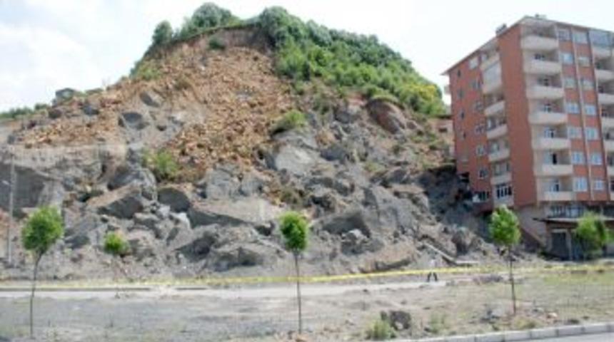 Heyelanın ardından halk '&ccedil;alışma', s&uuml;r&uuml;c&uuml;ler 'yolun a&ccedil;ılması'nı istiyor