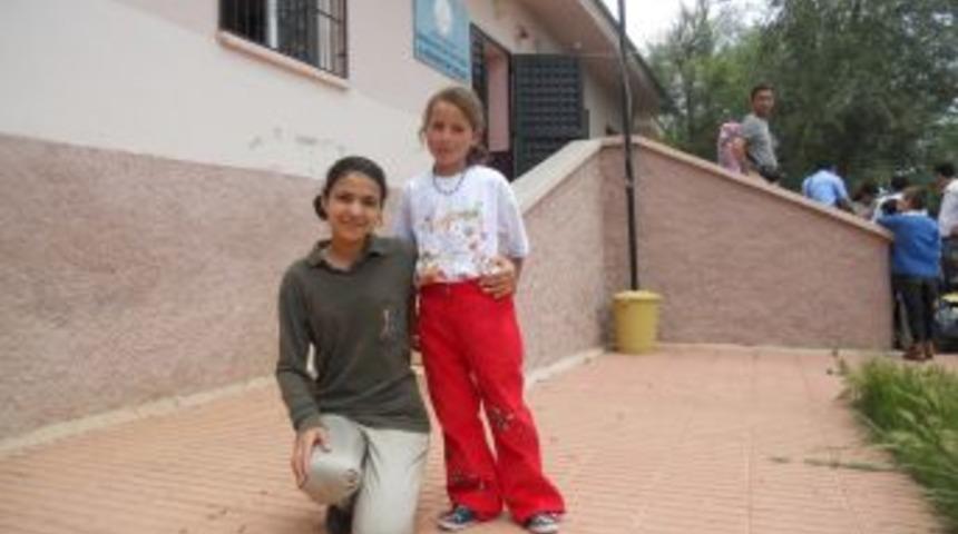 K&ouml;y okuluna karne hediyesi olarak giysi g&ouml;t&uuml;rd&uuml;ler