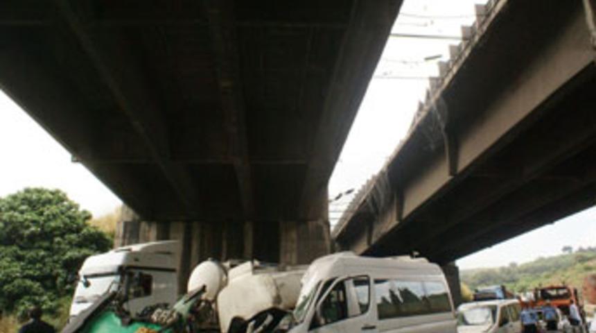 Viyad&uuml;kten tanker d&uuml;şt&uuml; 10 yaralı